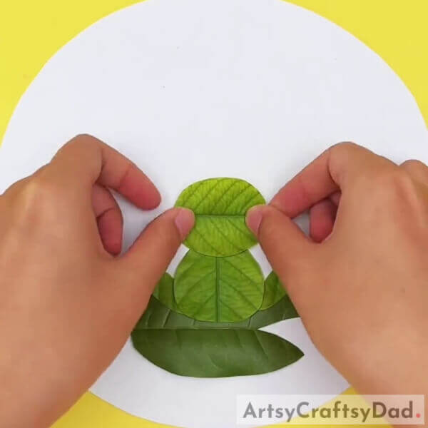 Making The Face Of The Frog- Crafting a leaf frog pond atmosphere for kids.