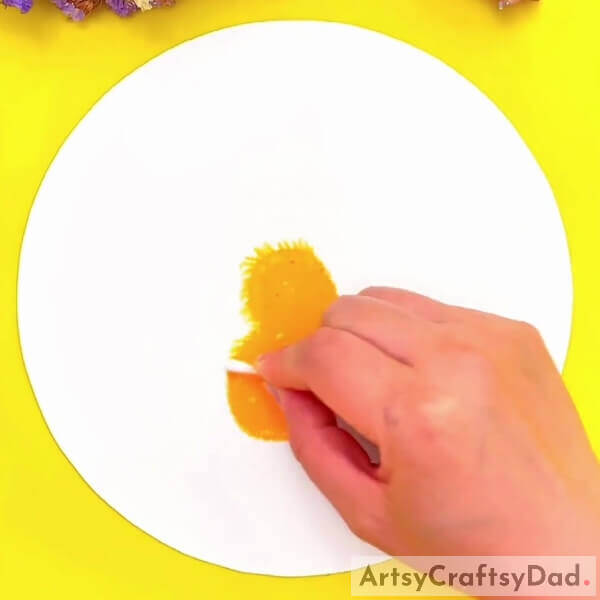Now, using an easy bud, blend the color inside - Step-by-step instructions for youngsters to draw feathery chicks with oil pastels