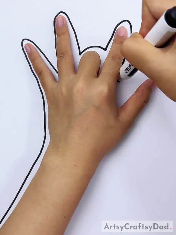 Outlining The Hand Gesture- Making a gesture sketch of a giraffe for children.