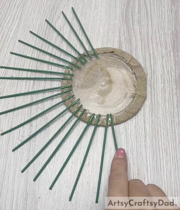 Paste It in a Circle - Weaving a Basket with Jute Strand