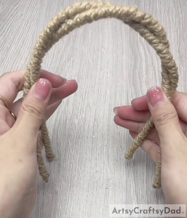 Paste the Handle - Weaving a Basket with Jute Step-by-Step