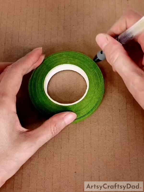 Trace the Shape - A Guide To Making Cardboard And Yarn Decorations 