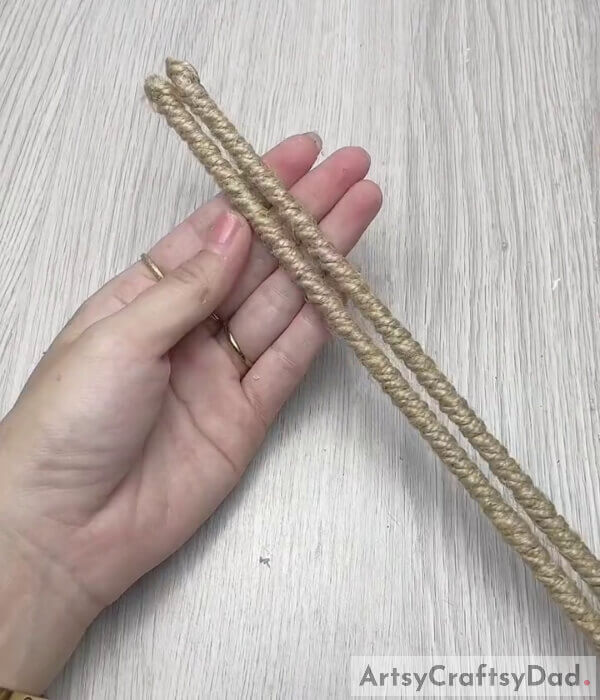 Wrap the Plastic Sticks - Tutorial for Woven Basket with Jute