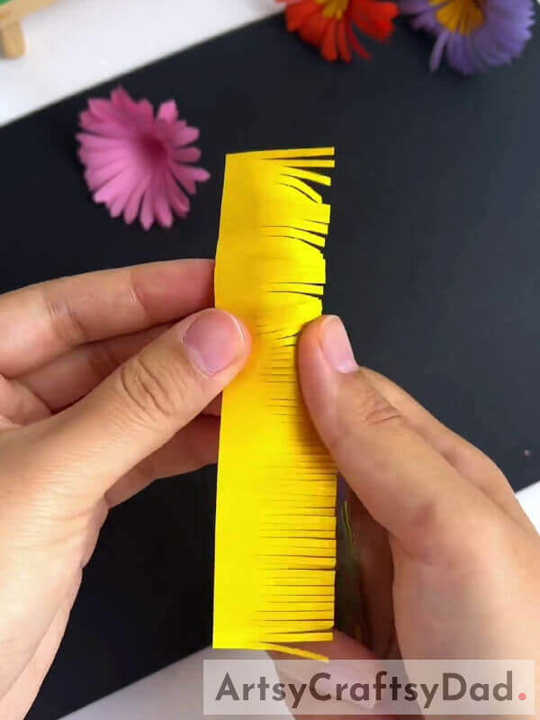 Bending Pollen With The Help Of A Ruler- Learn How to Make Fake Floral Art with Paper Cutting