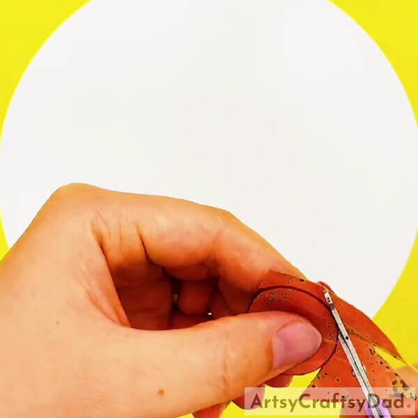 Cuting A Circle- Step-by-step instructions on making a leafy caterpillar decoration 