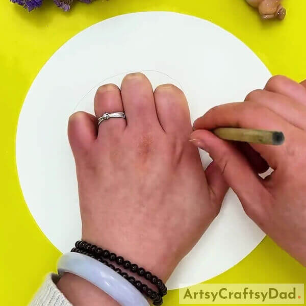 Drawing An Outline- A Guide to Teaching Kids How to Create an Elephant Picture Using Hand Movements