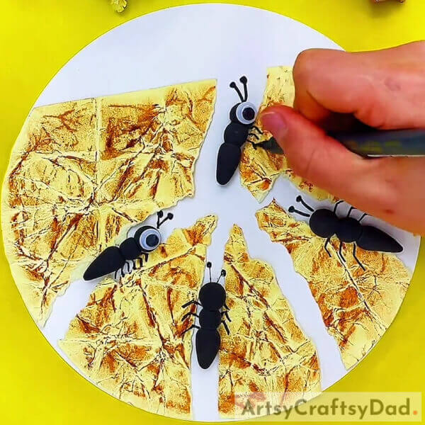 Make The Feet Upon The Paper With A Black Sketch Pen- Making a Credible Ant in Below-Ground Pits