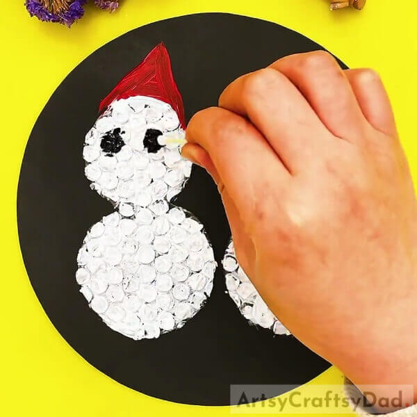 Making Eyes Of The Snowmen-Amazing Snowman Painting Craft Using Bubble Wrap Tutorial For Kids