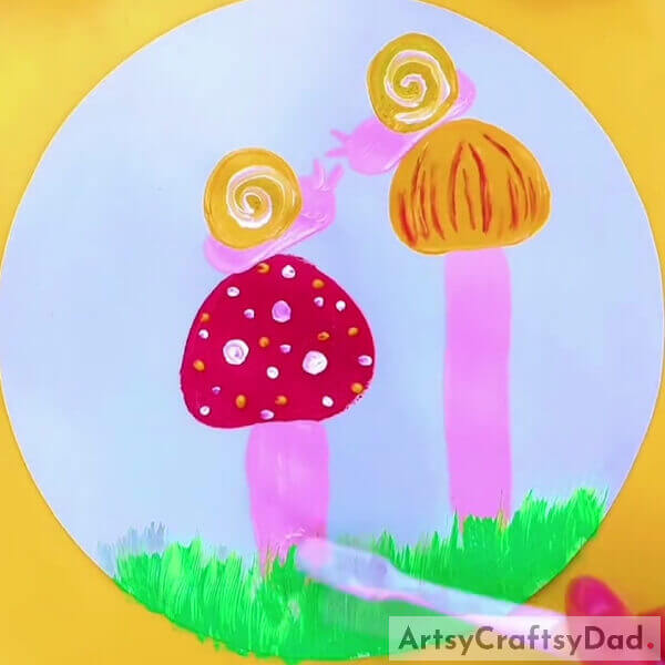 Making Grass Ground- Guide the children to make a Mushroom Garden stamp painting.