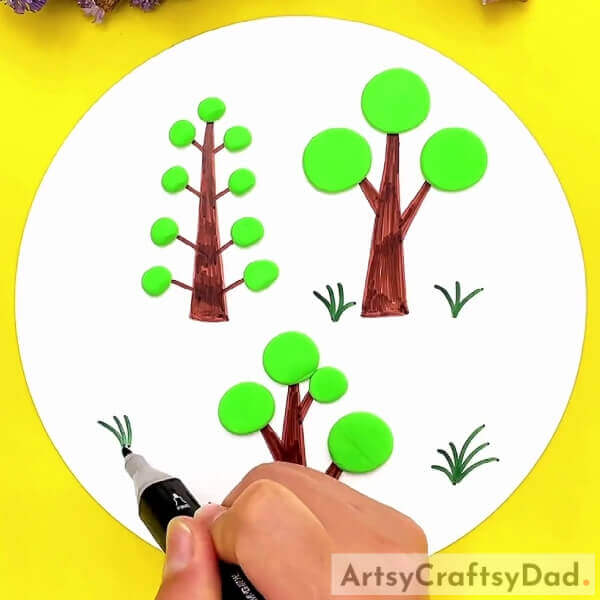 Making The Background Using Green Sketch Pen-Amazing Tree Artwork Craft Tutorial Using Clay Circles For Kids