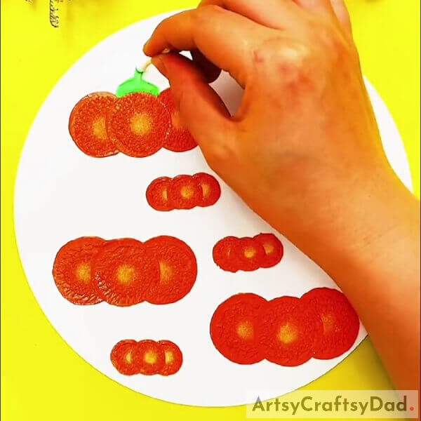 Making the Stem Of Capsicum- A Guide for Newbies on How to Draw a Circular Stamp Using Peppers