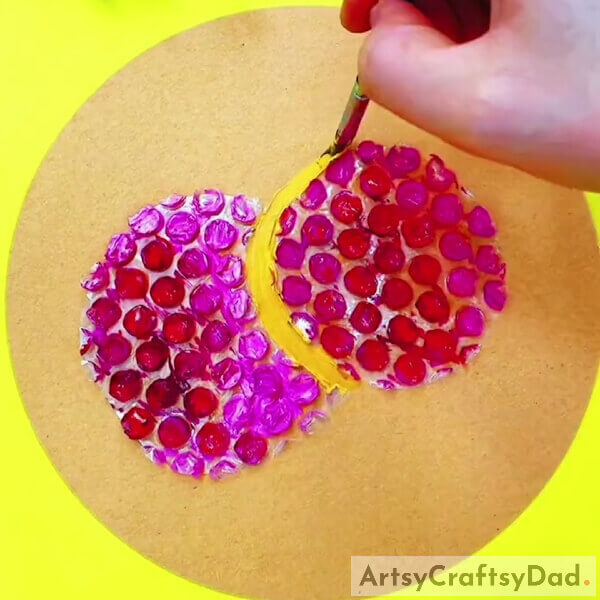 Outlining The Pomegranates- Learn how to make a pomegranate-themed artwork using bubble wrap