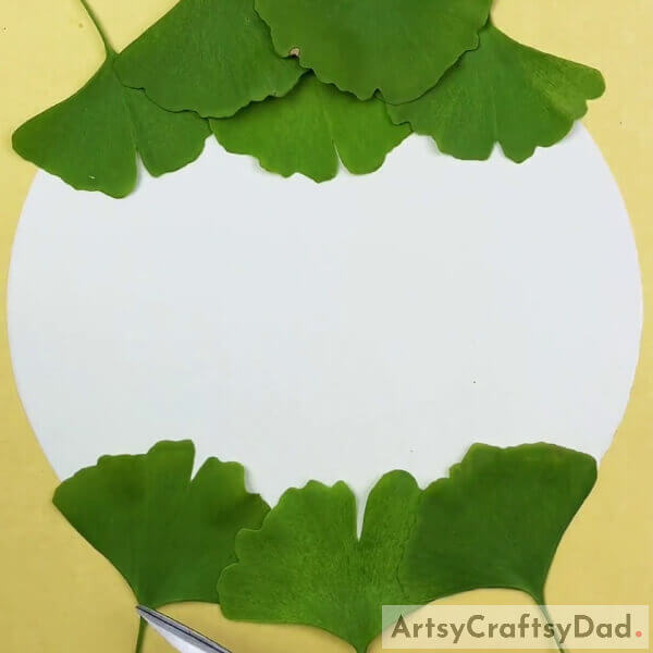 Paste And Cut The Excess- Learn to Make a Fish Out of Leaves Submerged in Water
