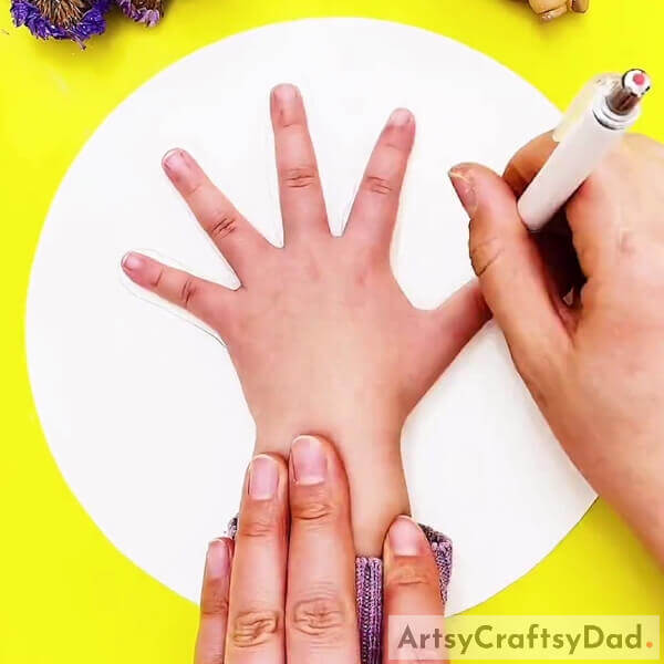 Placing The Hand- Learn how to draw a cute tree using a hand outline for starters. 