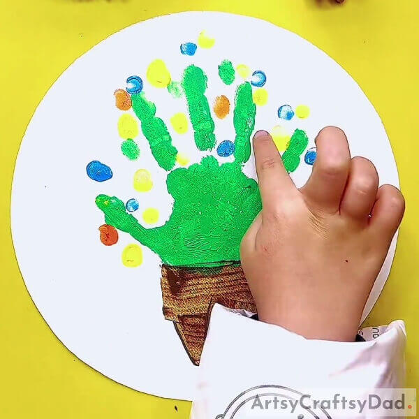 Putting Colorful Dots Around Cactus- Tutorial on Handprint Cactus Painting for Newbies