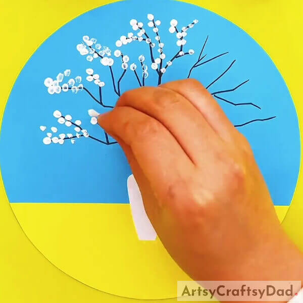 Putting White Dots Using Earbuds- How to Create a White Cherry Blossom Flower Vase