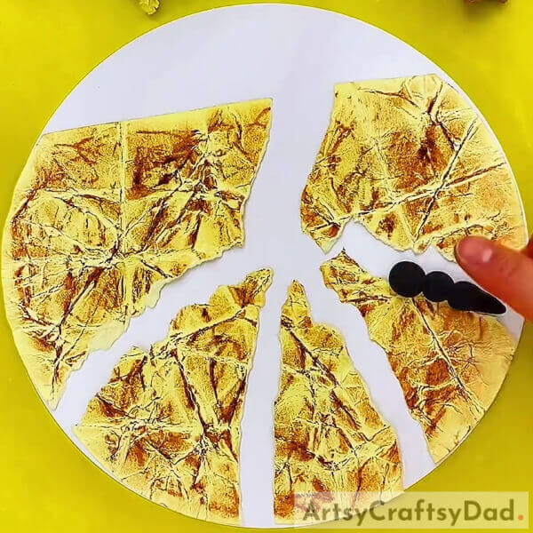 Take Some Black Clay And Make Ants Of Out Of It- Putting Together a Convincing Ant in Underground Fissures