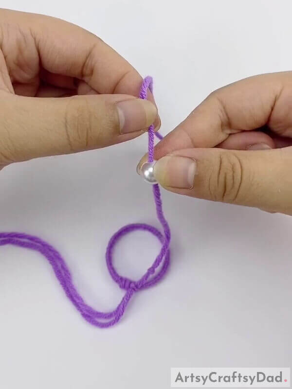 Add the pearl bead to the thread - Tutorial: Form a Decorative Wreath with Fruit Foam and Wire Jewels