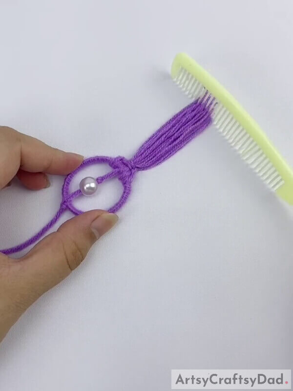 Brush the threads to make them even - Crafting a Diamond Flower Wreath with Fruits and Sticks