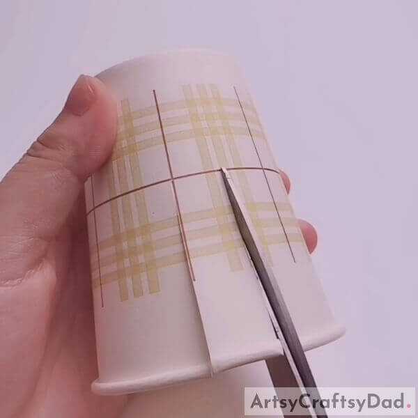 Cut The Paper Cup - Step-by-step instructions for crafting a small woven basket from wool and paper