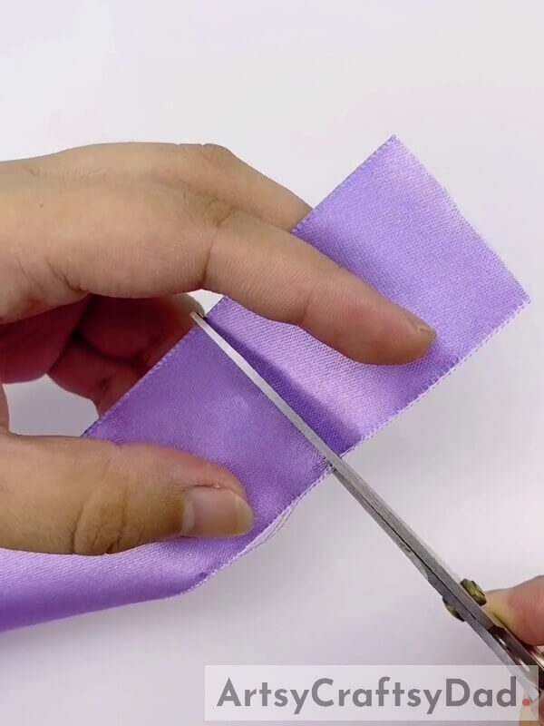 Cut the Ribbon into Equal Sizes - How to craft decorations with a purple ribbon and pampas