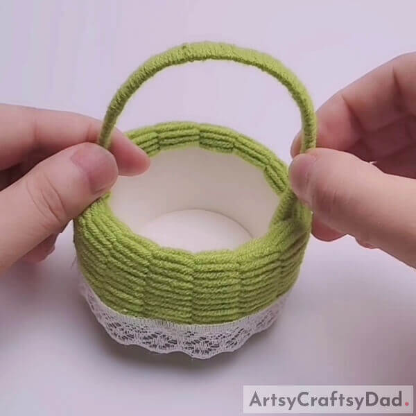 Finishing touches - Making a small woven basket with wool and paper - a tutorial