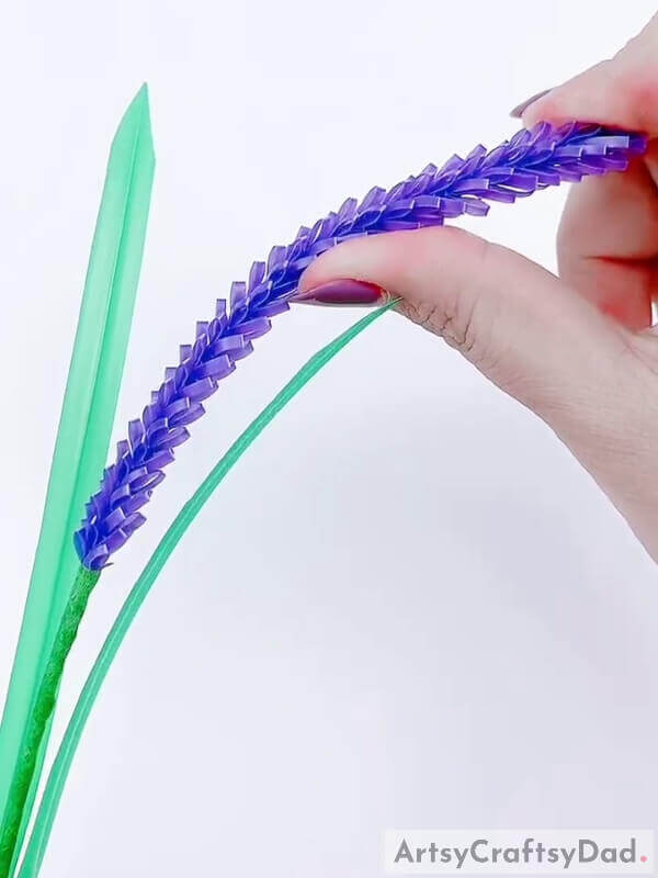 Give it some last, finishing touches before the final look - Learn how to make a plastic straw and lavender flower decoration