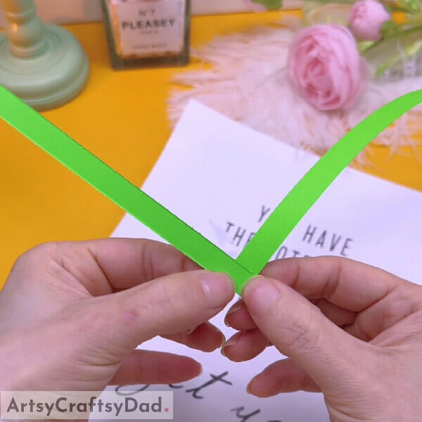 Make a zig-zag pattern using green paper stripes - Instructions for creating a paper flower garden with kids 