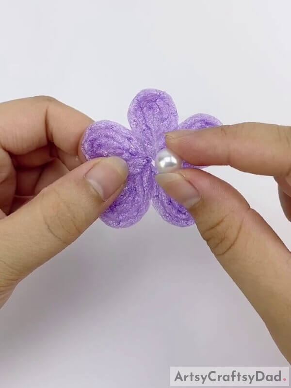 Paste a pearl in the middle - Tutorial on Constructing a Diamond Flower Wreath From a Fruit Foam Net and a Stick