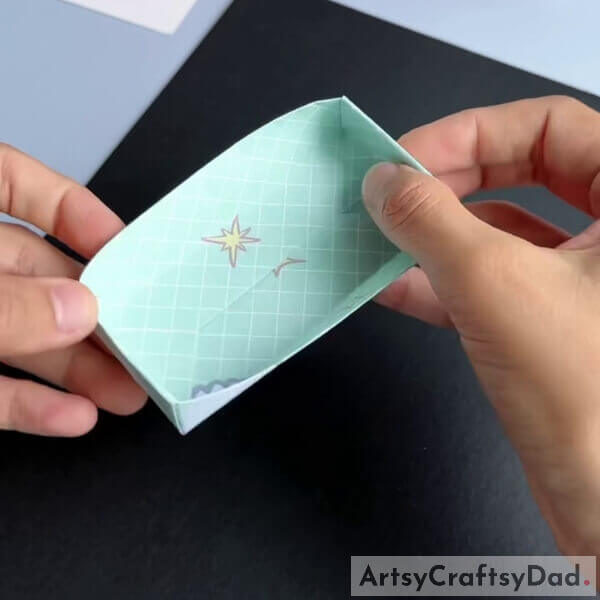 Repeat the same on the other side. The box is ready - Learn to craft a paper origami sofa with this tutorial for children