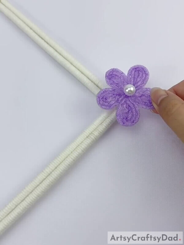 Stick the flower on the wooden stick frame - Crafting a Fruit Foam Wreath with Diamonds and Sticks