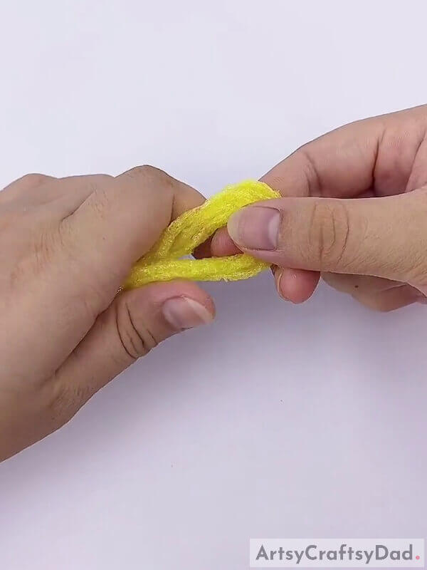 Take off of some the yellow strands and slightly fold them - How to Assemble a Decorative Piece with Foam and Netting with Bright Produce
