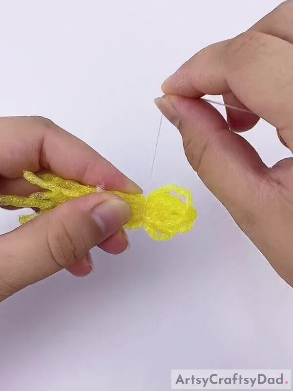 Tie a thread around the folded portion as instructed - Tutorial on Making an Ornament from Foam and Net with Splendid Fruit