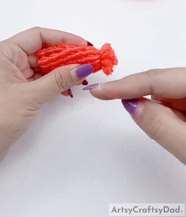 Tie a thread around the pointed edges - How to Assemble a Strawberry Foam Structure
