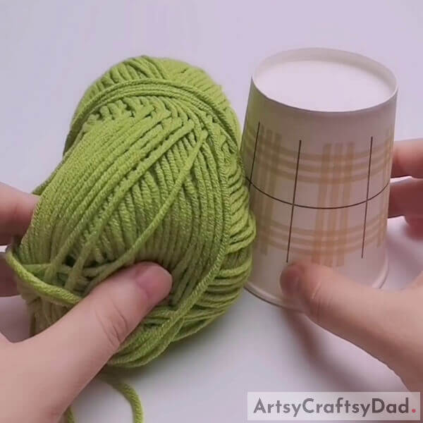 Wool and Paper Cup - Make a miniature woven container out of wool and paper