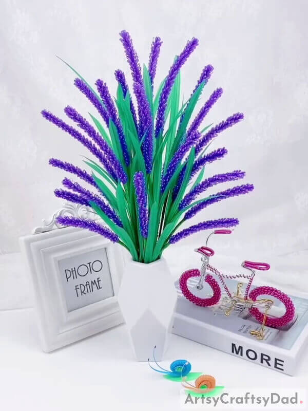 Final Image: Voila! The lavender flowers made out of straws look like - Step-by-step instructions on how to assemble a plastic straw and lavender flower craft