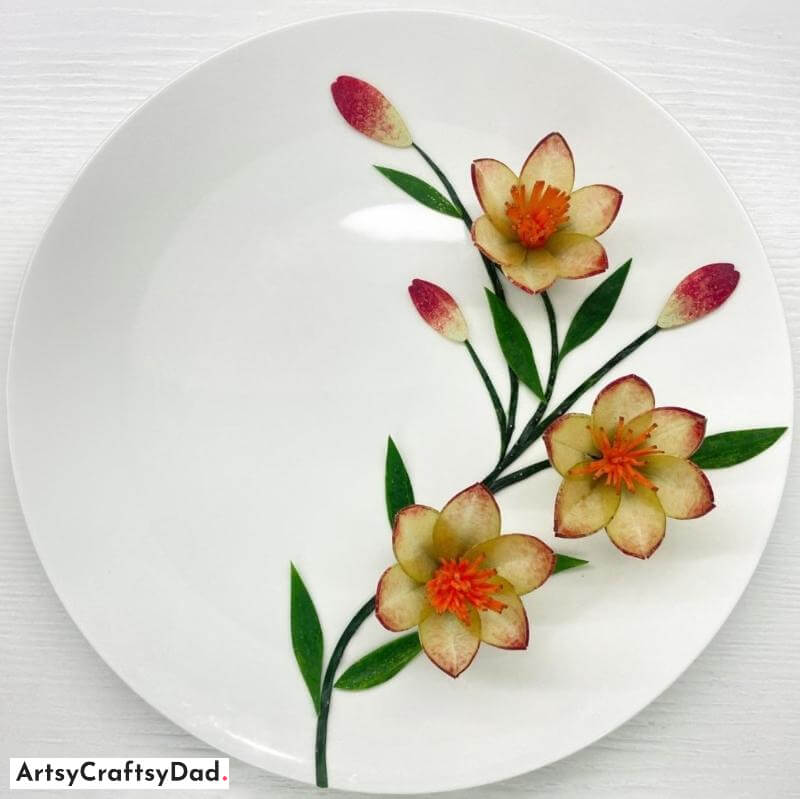 Apple Flower Pedals and Cucumber Skin Leaves Plate Decoration - Ingenious Decorating Plans for Semi-Circular Structures on Round Plates