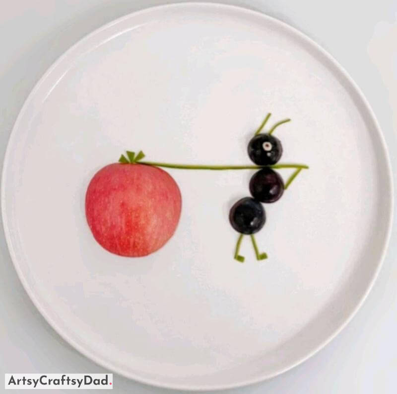 Black Ant Pulling Apple Plate Decoration Idea - Using Fruits To Make Your Plate Decoration Special
