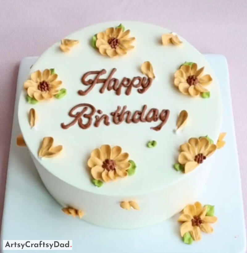 Buttercream Flowers Decoration on Birthday Cake - Simple Strategies for Cake Beautification