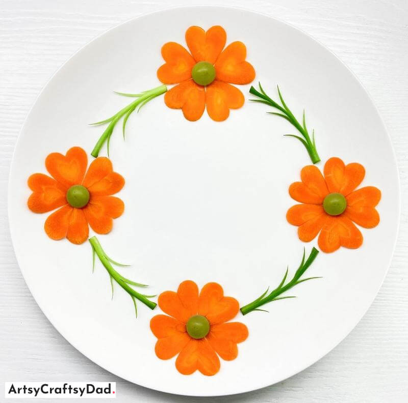 Carrot and Pea Flower Idea to Decorate Food Plate - Artfully Arranging a Circular Plate with Fruit and Vegetable Patterns!