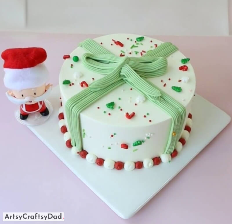 Christmas Present With Santa Cake Decorating Idea - Ideas to Make Your Christmas Cake Festive to Brighten Up Your Holiday Gatherings