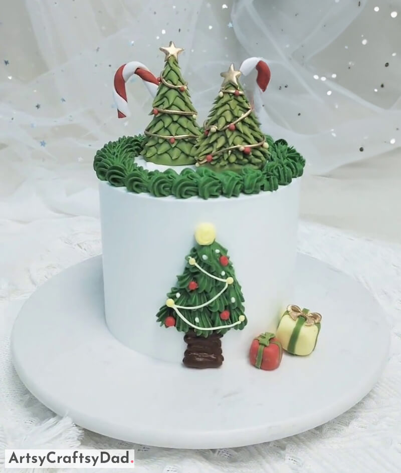 Christmas Tree Topper - Cake Decorating Idea - Creative Ideas for Decorating a Christmas Cake to Enhance Your Celebrations