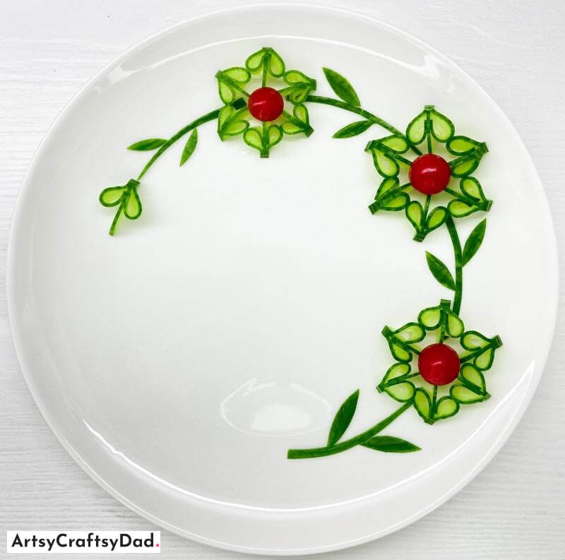Creative Cutting Cucumber Flower Plate Decoration - Innovatory Decoration Concepts for Half-Circular Shapes on Round Plates