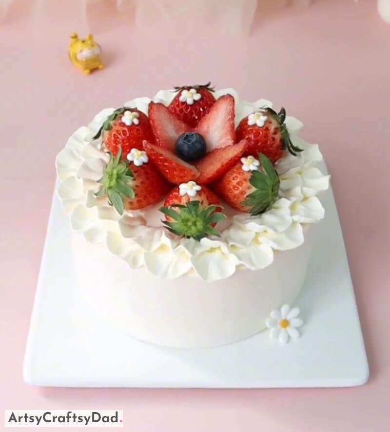 Cute Vanilla Sponge Cake Decoration Idea With Strawberries & Blue Berry - Appealing & Delightful Strawberries Topping Cake Embellishment Suggestions
