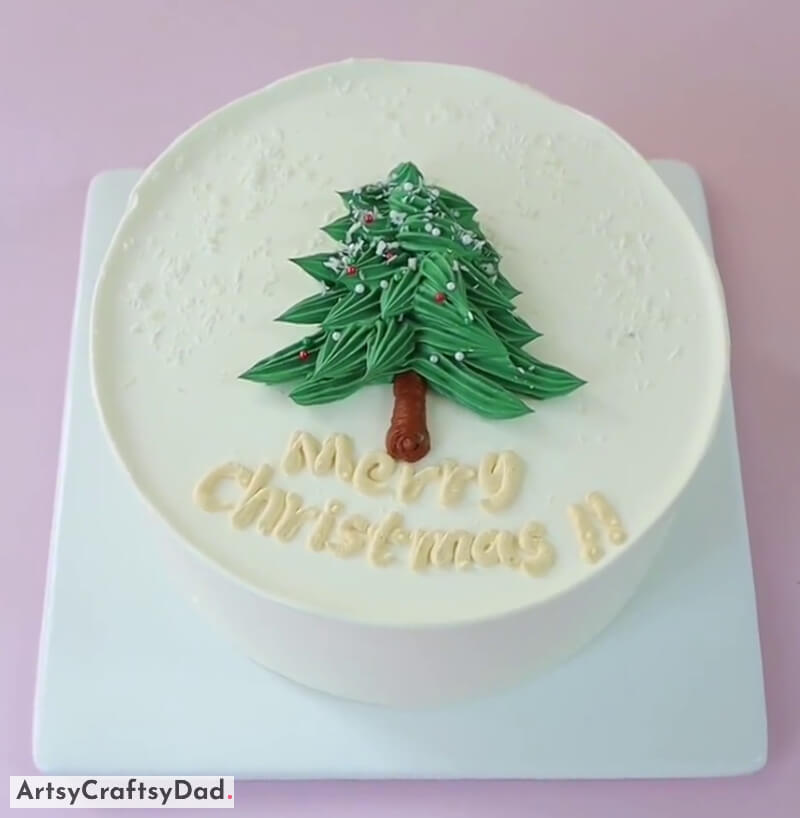 Easy Buttercream Christmas Tree Topper - Cake Decoration Idea - Innovative Cake Decoration with a Christmas Tree and Snowman Topper
