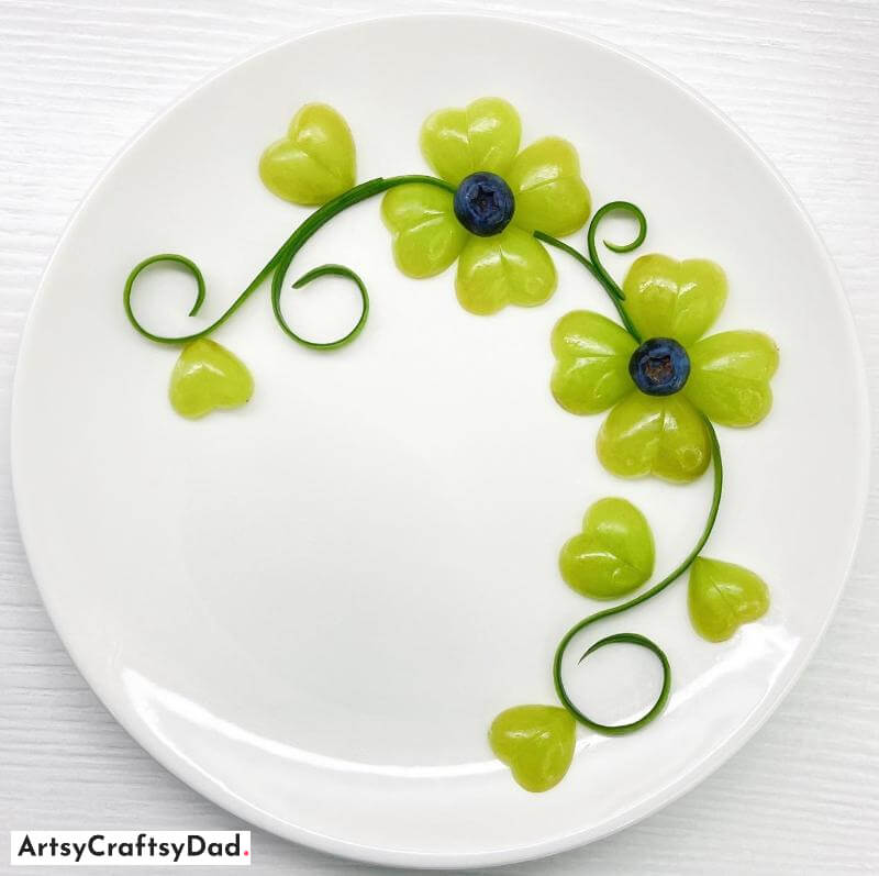 Heart Shape Grapes Flower Food Plate Decoration - Creative Decor Solutions for Semi-Circular Models on Round Dishes