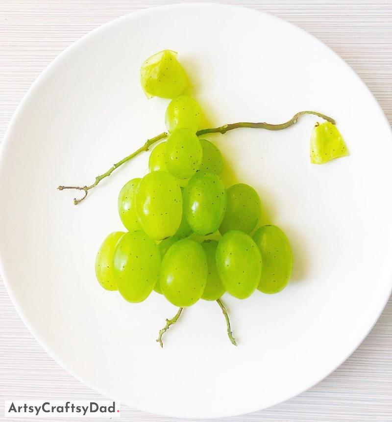 Lady Design Using Grape Food Art Decoration - Creative Displays to Liven Up Kid's Cuisine 