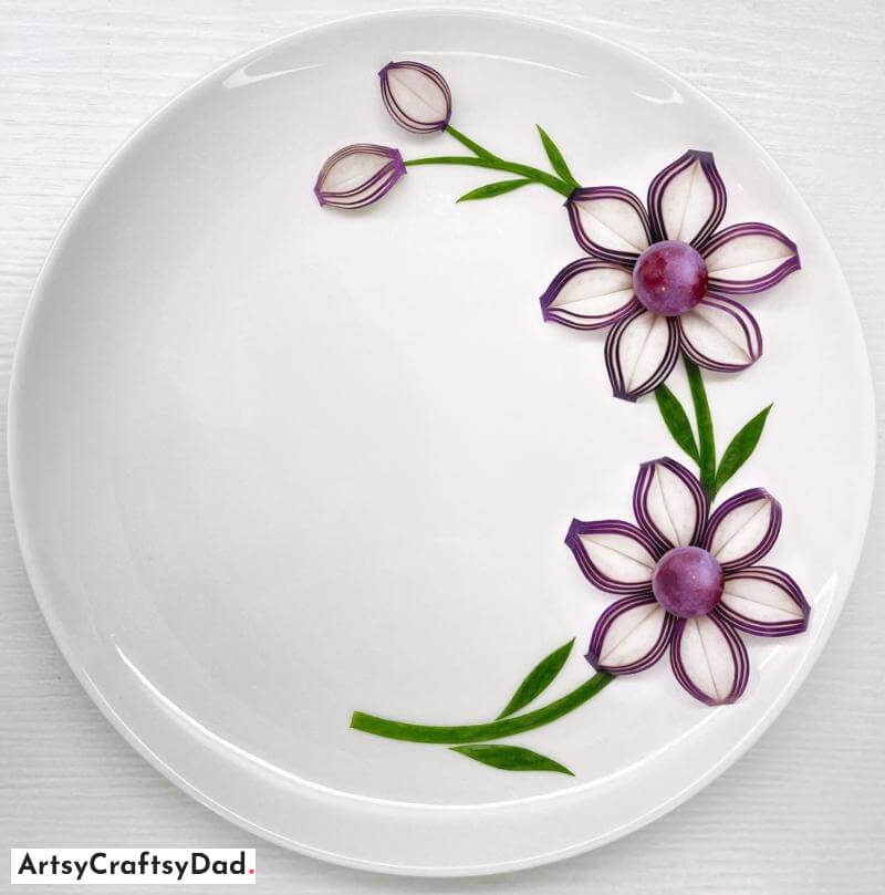 Onion Flower Design Plate Decoration - Inventive Ways to Ornament Semi-Circular Styles on Round Dishes