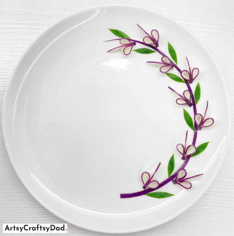 Purple Flower Vine Plate Decoration Idea - Clever Ideas for Arranging Half-Moon Shapes on Round Plates