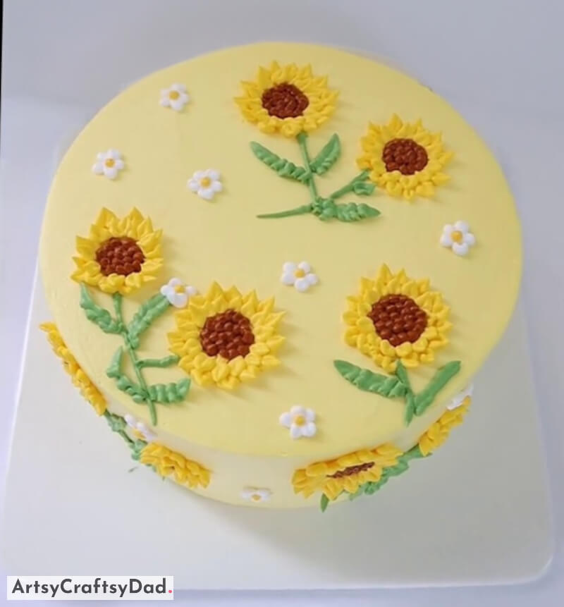 Sunflowers and Small White Flowers Cake Decoration Idea - Decorative Concepts for a Sunflower Cake